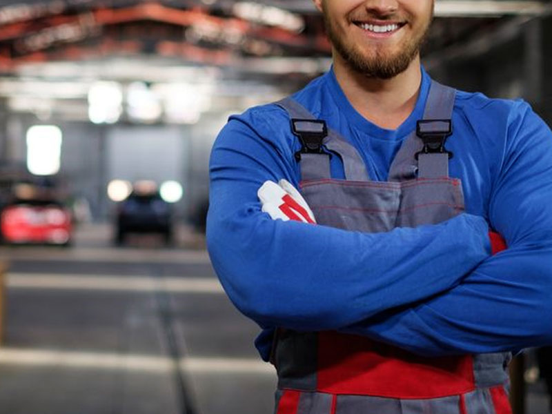 lo staff di nuova carrozzeria levante a bologna